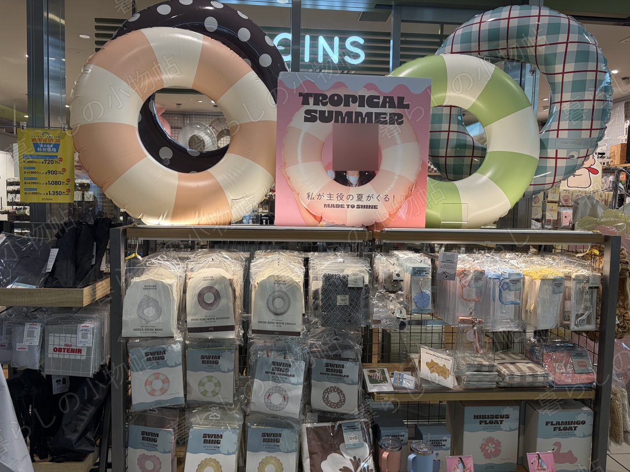 3COINS店頭の夏売り場。スイムリングやフロートと「TROPICAL SUMMER」のボードを撮影