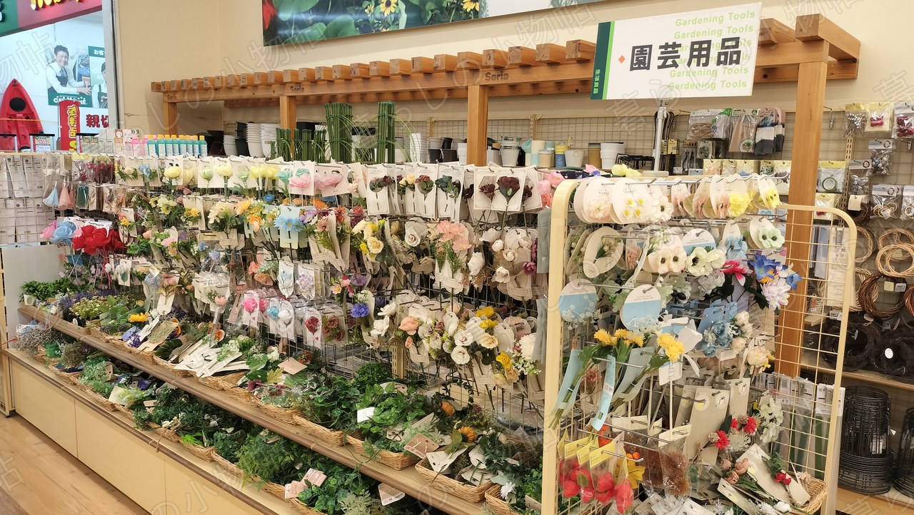 セリアの園芸用品(Gardening Tools)コーナー。造花やフェイクグリーンが棚いっぱいに並ぶ様子を撮影