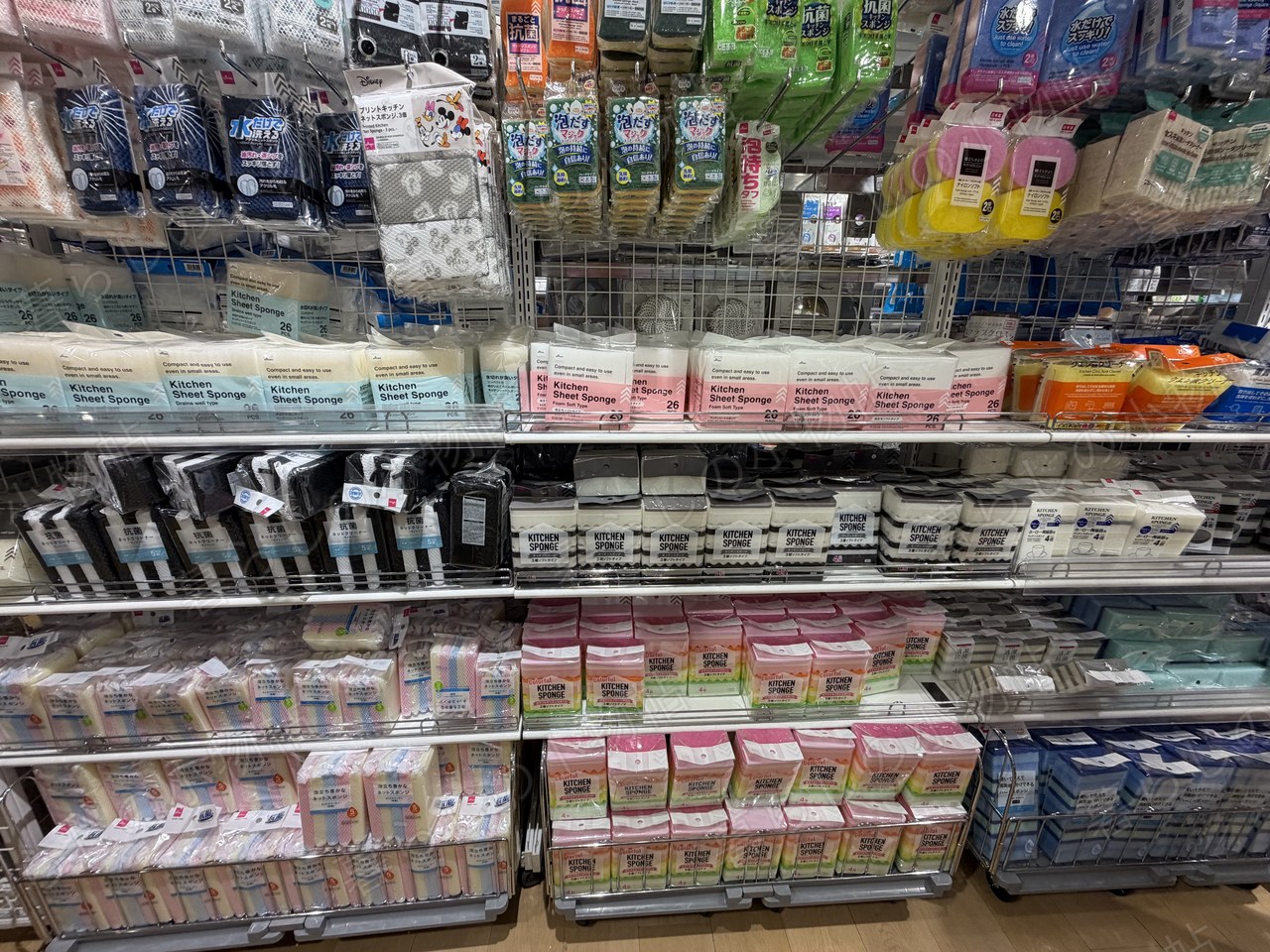 ダイソーのキッチンスポンジ売り場に並ぶスポンジ