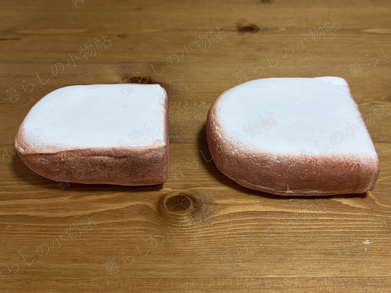 完成した食パン風スクイーズ2個を斜めから見て厚みを確認したところ