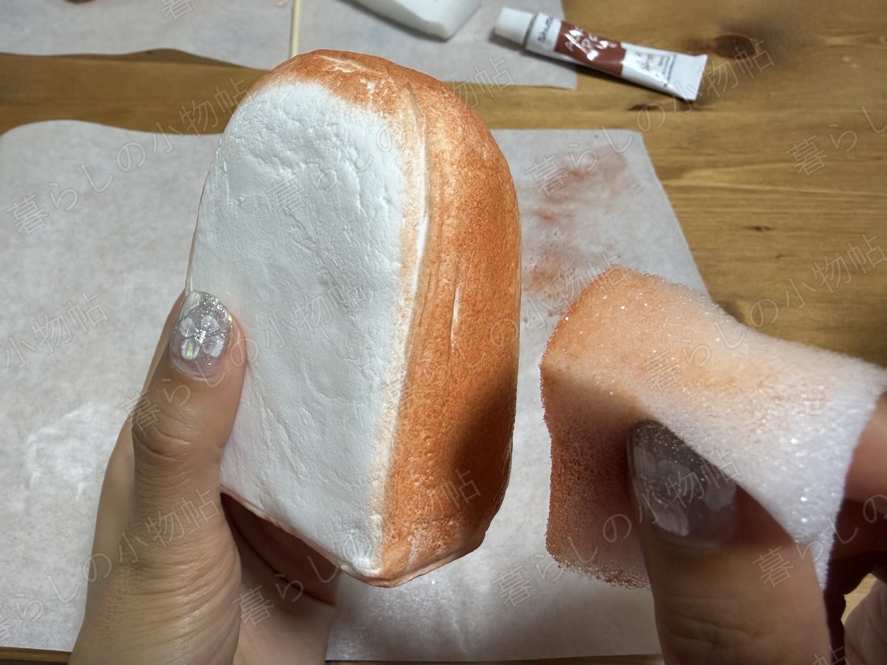 スポンジに絵の具を含ませて食パンの耳の焼き色をつけているところ