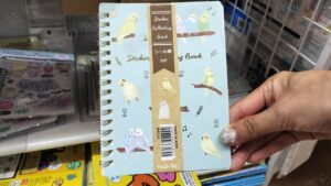 100円ショップの売り場で小鳥柄のシール帳（シールコレクションブック）を手に取ったところ