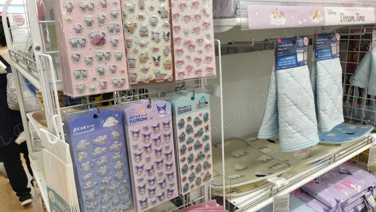 100円ショップのシール売り場。ぷっくりした立体タイプのキャラクターシールがずらりと並ぶ