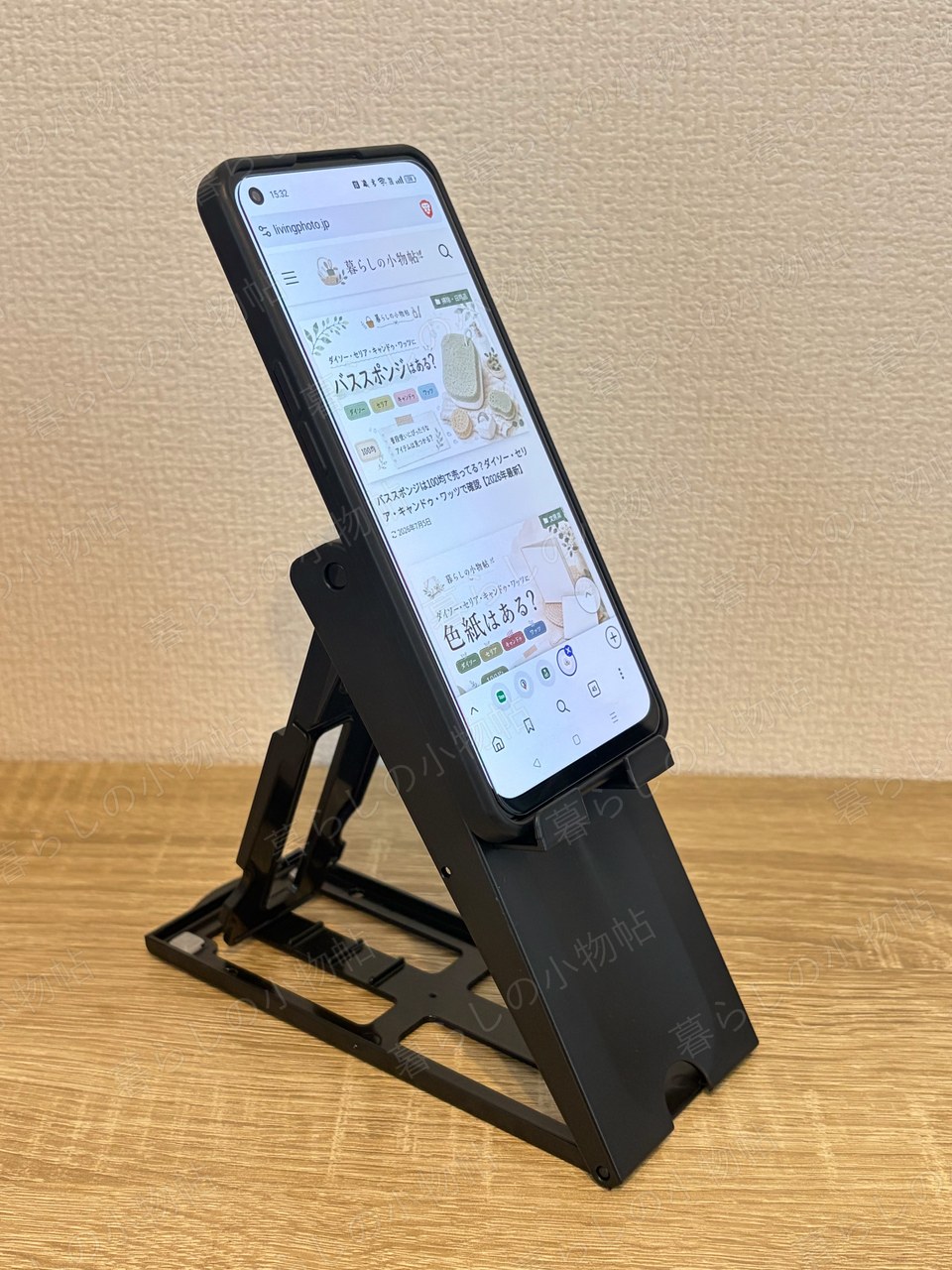 折りたたみスタンドにスマホを立てて実際に使っている様子