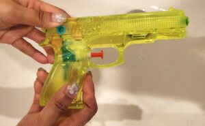 セリアで買った水鉄砲に水を入れて両手で持ったところ