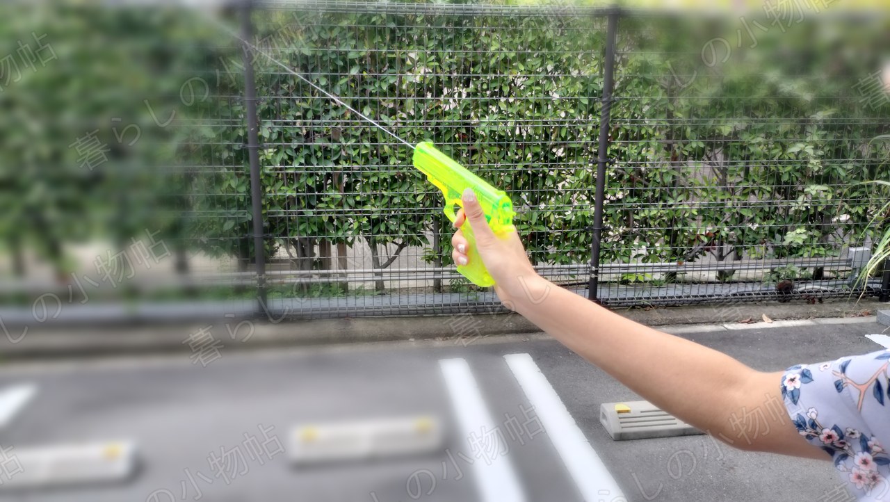 水鉄砲を撃って、水が細い線になって飛んでいるところ