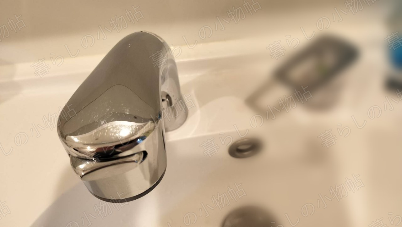 メラミンスポンジでこすったあとの蛇口。水アカが落ちて光を映している