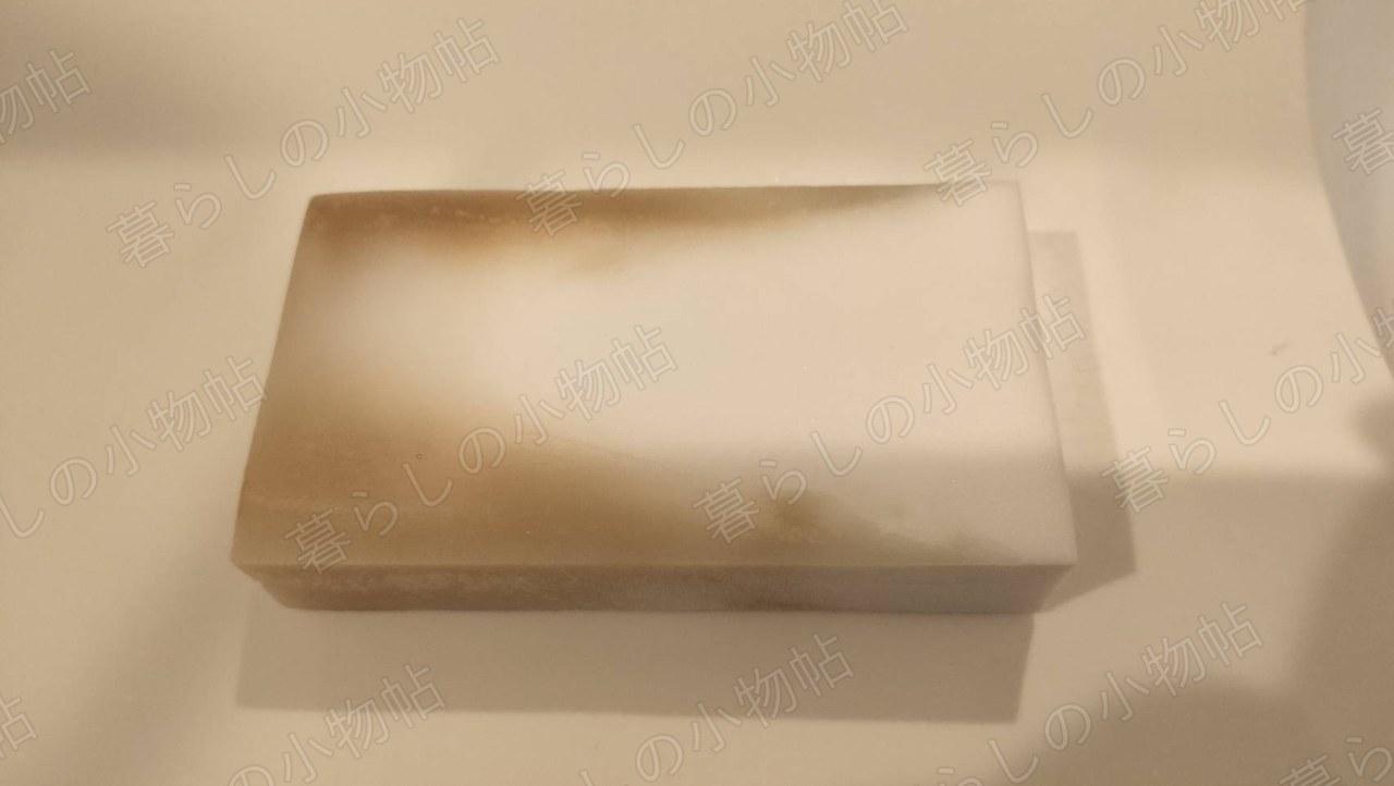 使い終わって角が茶色く汚れ、ひとまわり小さくなったメラミンスポンジ